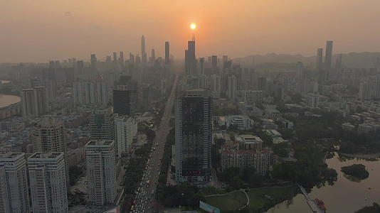 日落时观察深圳城空中的无人机向前倾斜暴露镜头视频的预览图