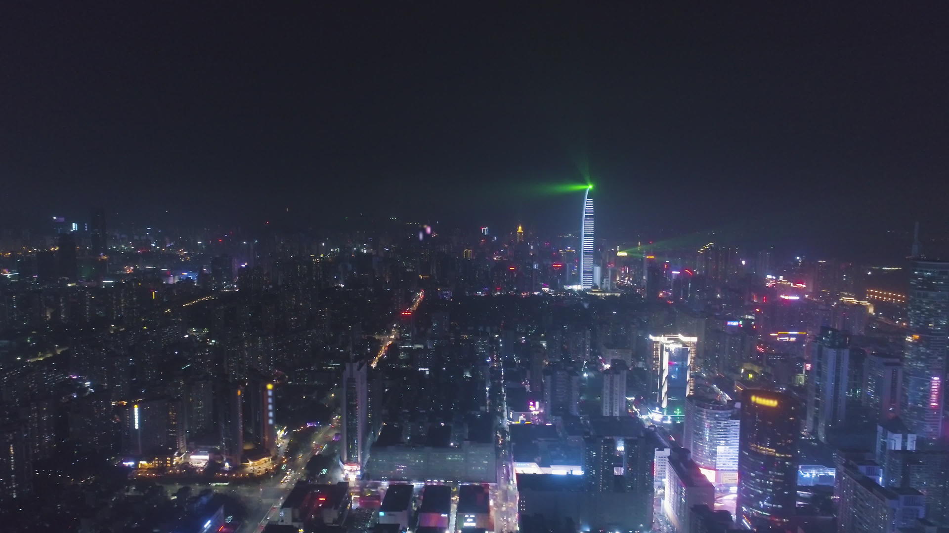 福田和罗湖区深圳夜景鸟瞰无人机横向和向上飞行视频的预览图