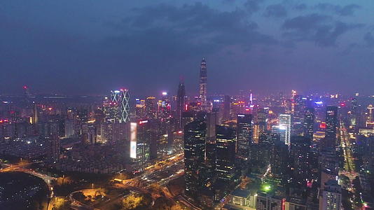 深圳市中心市中心夜景鸟瞰无人机侧向和向上飞行视频的预览图