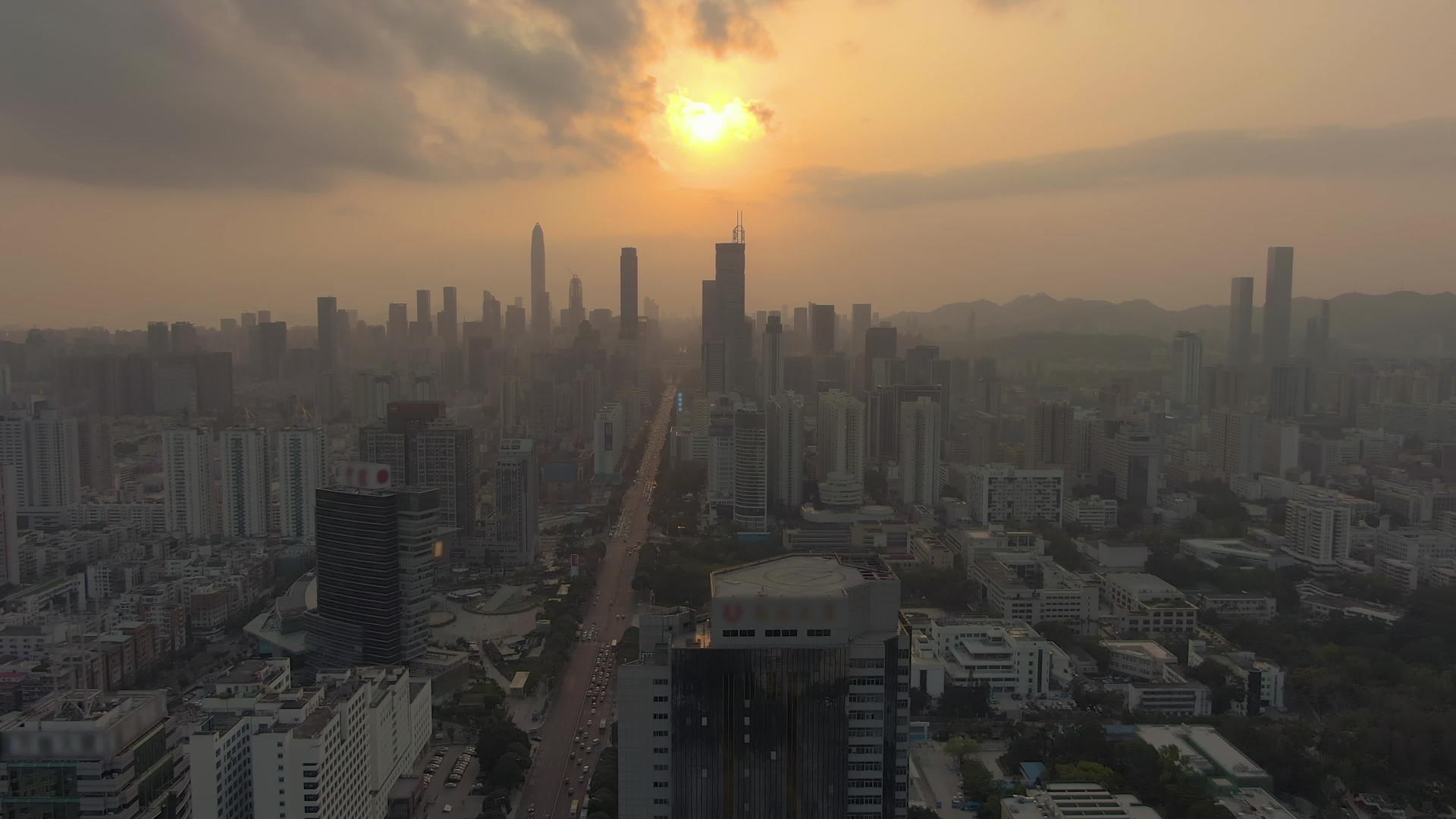 日落时六深城市景观在空中观测到无人驾驶飞机视频的预览图