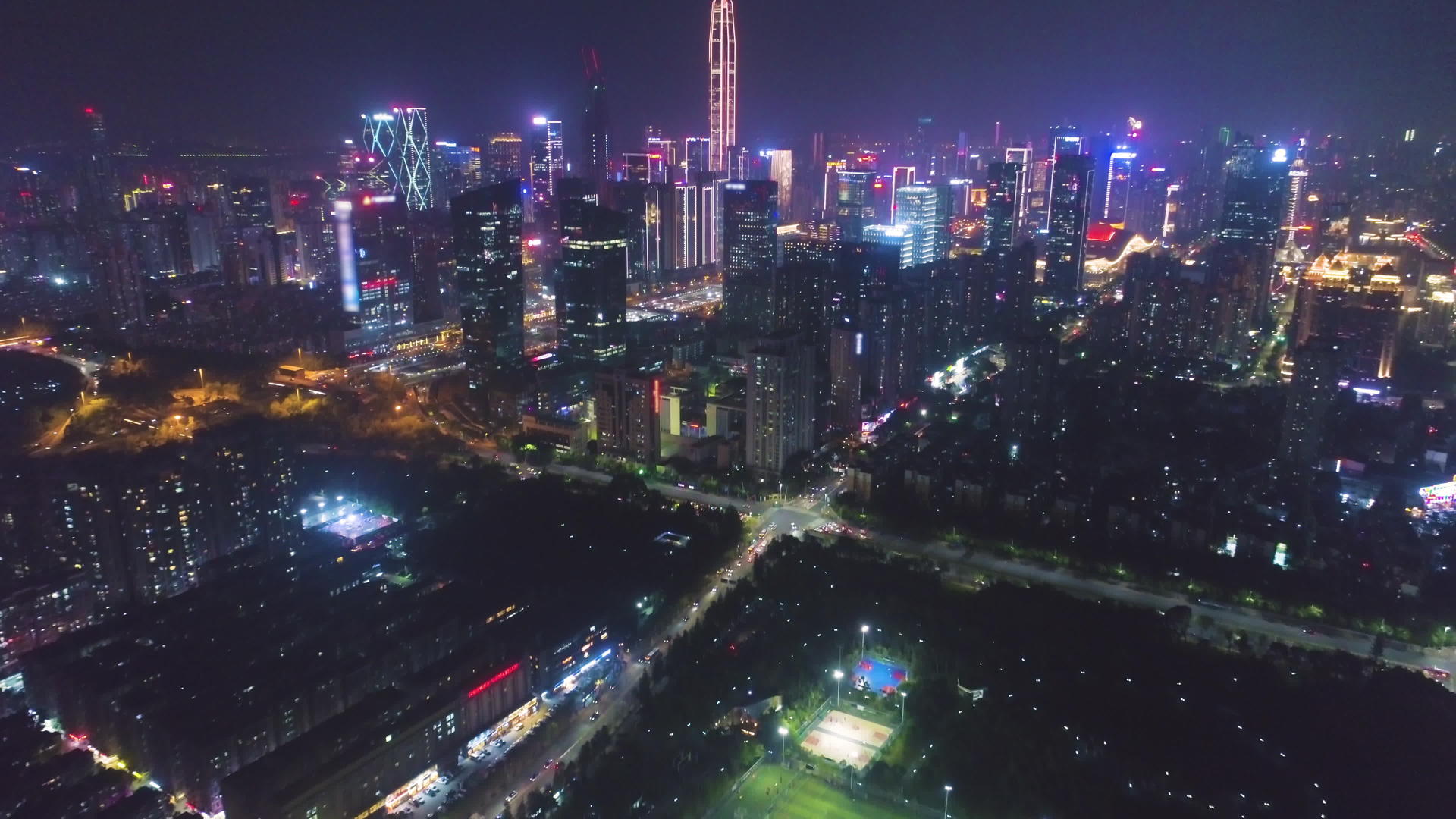 晚上深圳福田区鸟瞰无人机向前倾斜视频的预览图