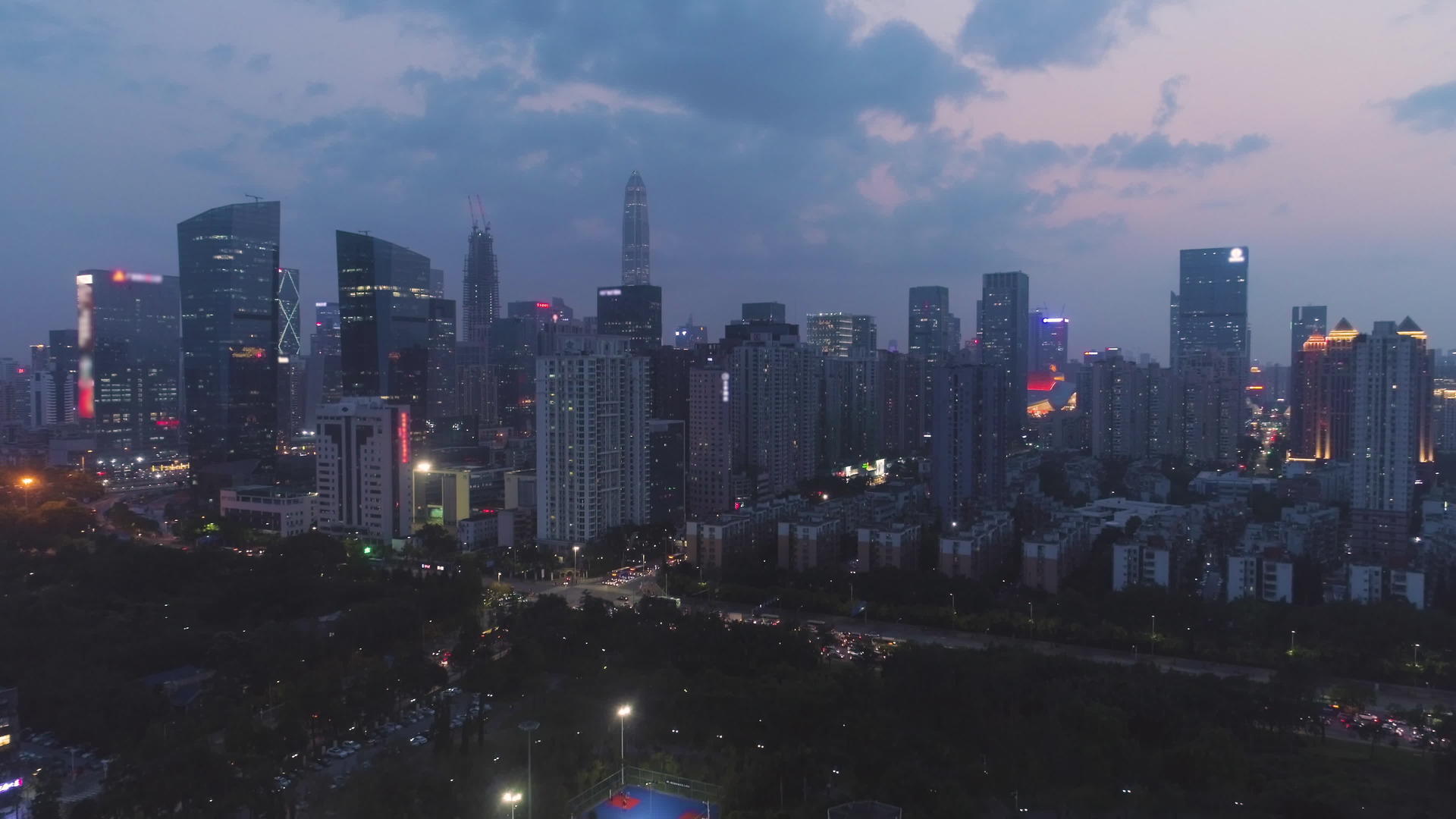 在深圳城的夜晚中国富特地区的空中观察无人机向上飞行视频的预览图