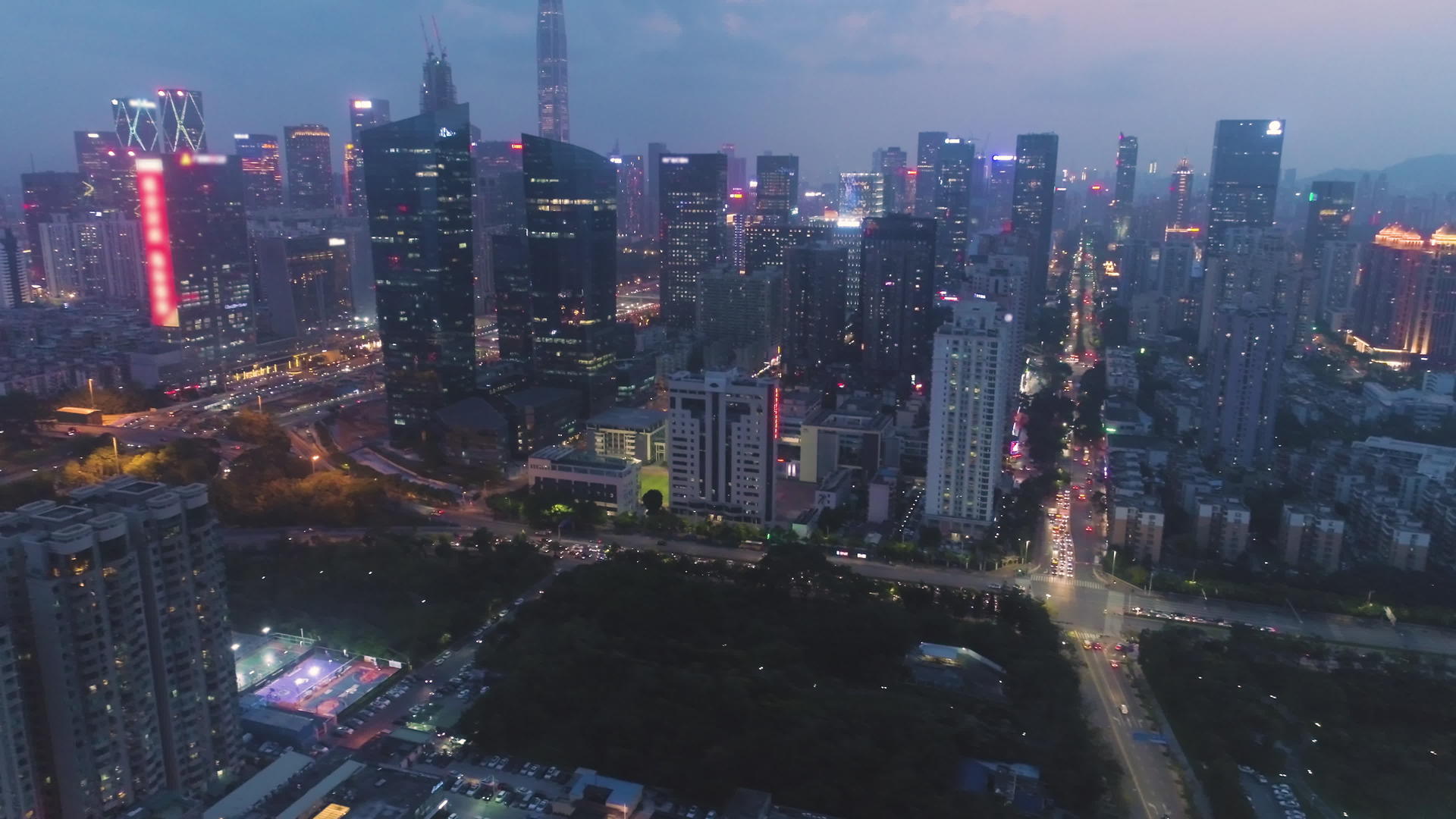 深圳夜景福田区鸟瞰无人机侧向和向上飞行相机向上倾斜视频的预览图