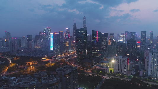 深圳市夜景福田区空中无人机射击无人机侧向和向上视频的预览图