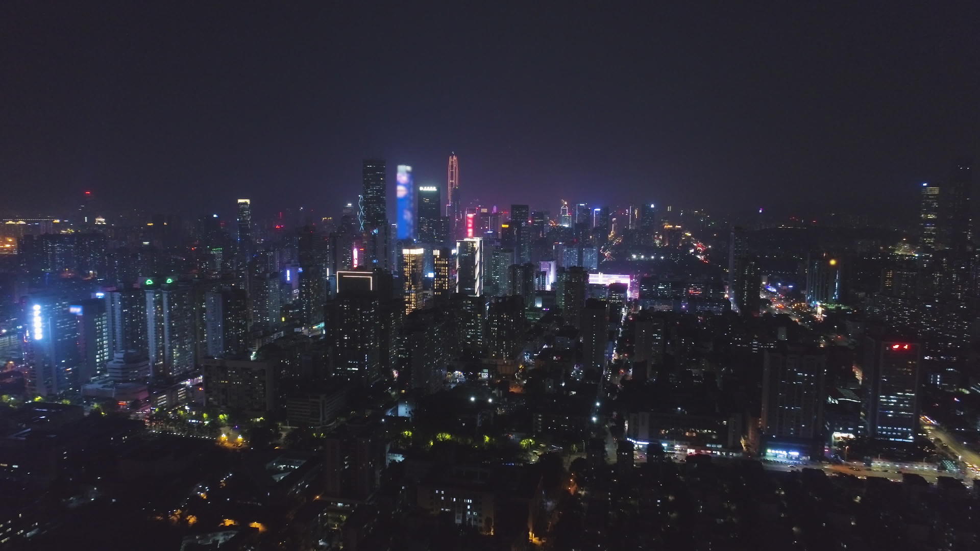 深夜城市风平浪静观光无人机在空中飞来飞去视频的预览图