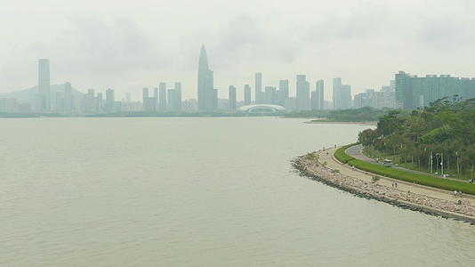 深圳白天在南山区和海湾公园的空中射击无人机视频的预览图