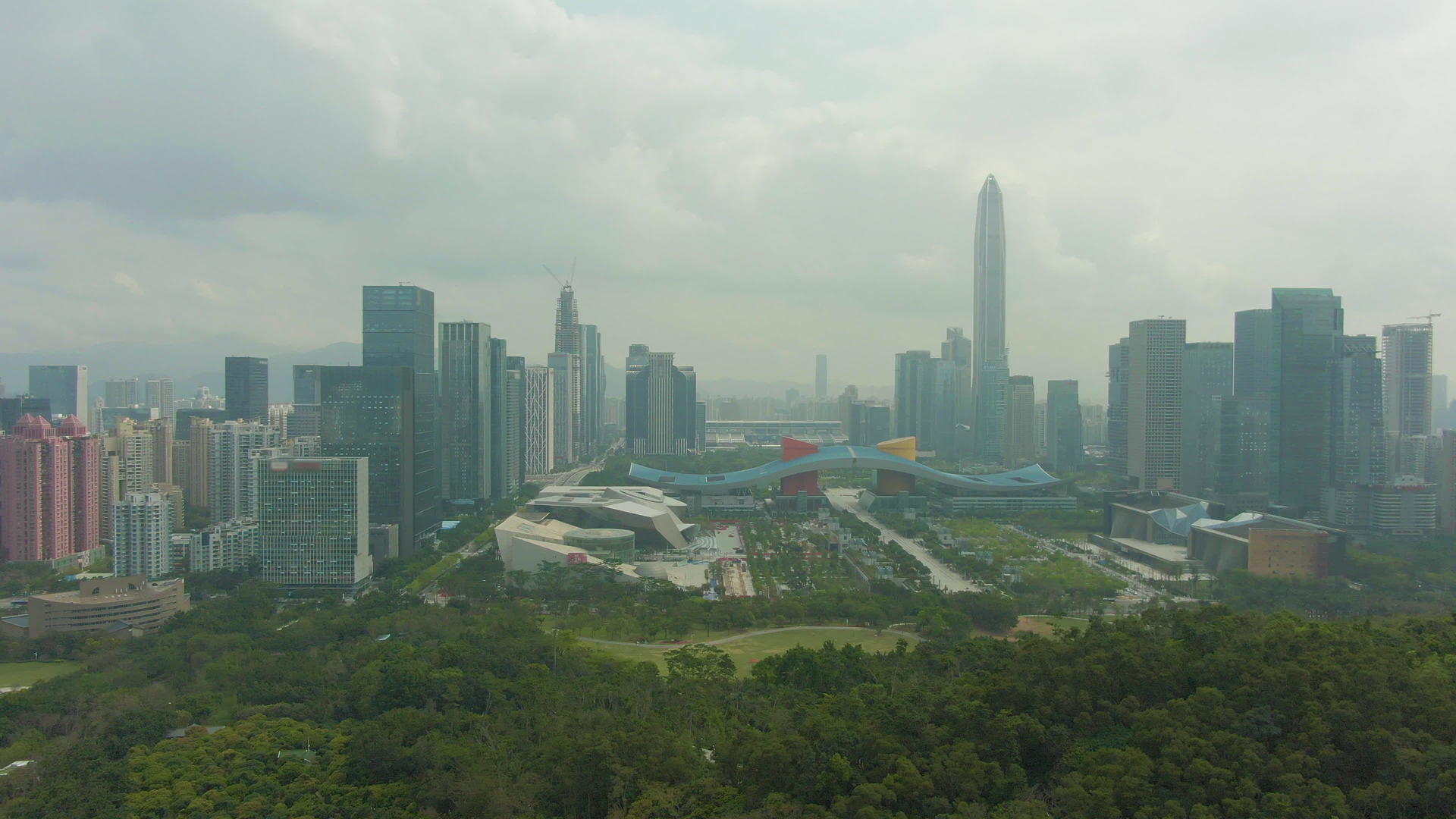深圳市中心商业区空中观光无人飞机从侧面飞来视频的预览图