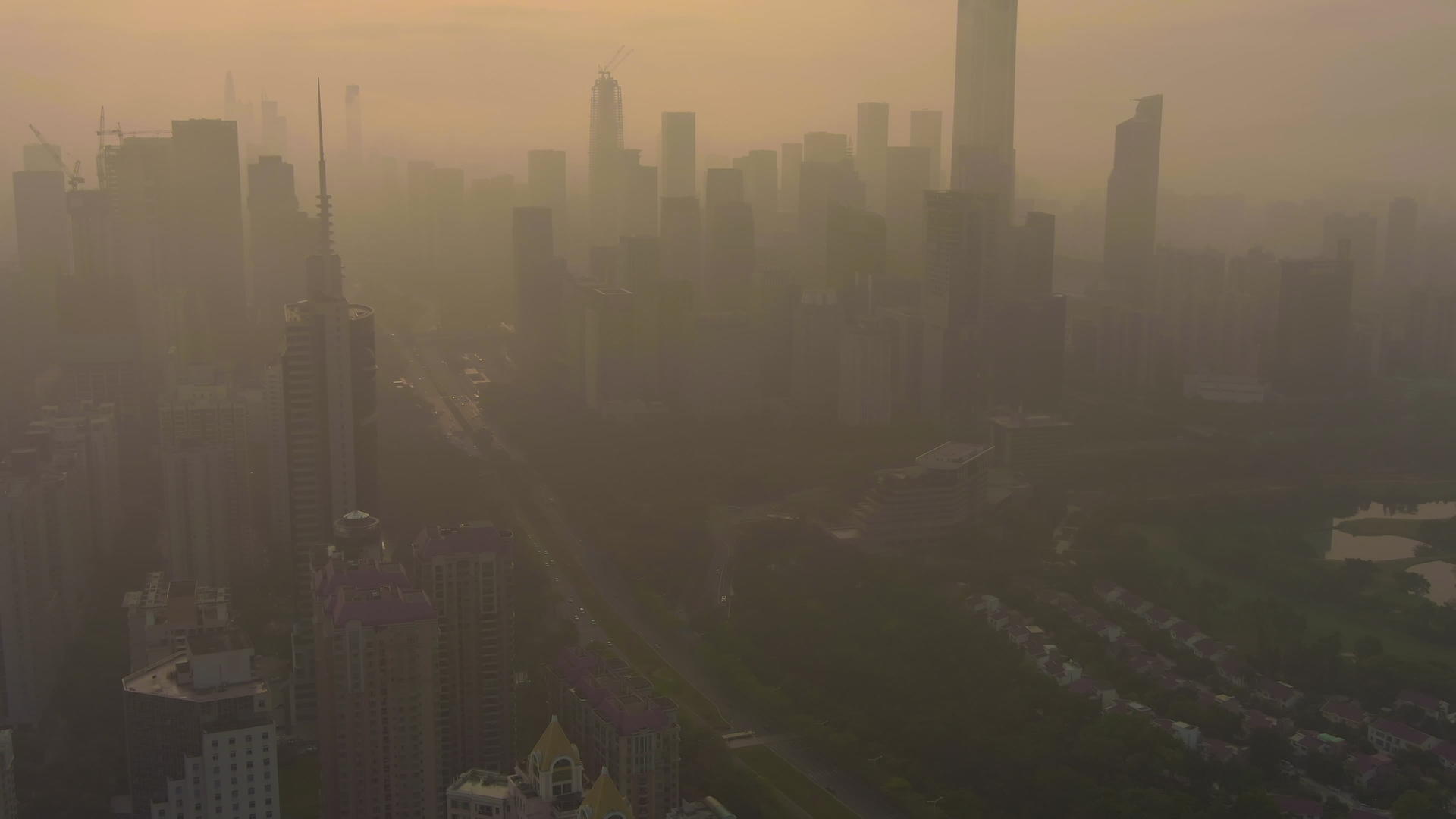 深圳天际线福田区雾霾中的摩天大楼鸟瞰无人机视频的预览图