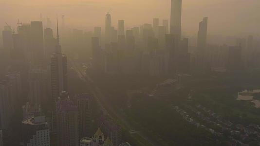 深圳天际线福田区雾霾中的摩天大楼鸟瞰无人机视频的预览图
