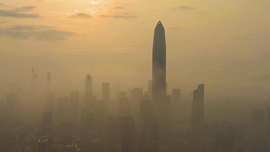 深圳城市景观福田区晨雾中的摩天大楼鸟瞰图视频的预览图