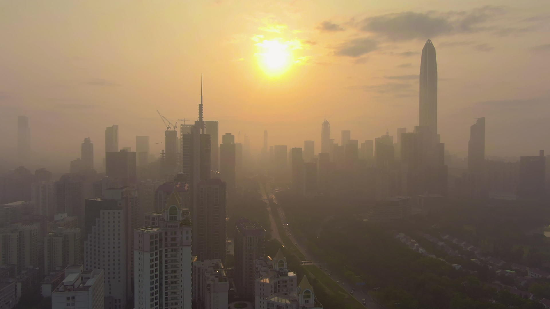 深圳的剪影朦胧的早晨城市的天际线福田区的摩天大楼鸟瞰图视频的预览图