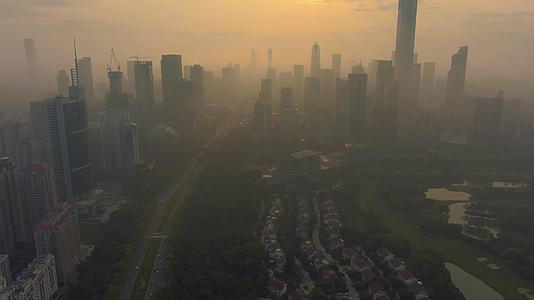 深圳城市天际线福田区晨雾中的摩天大楼鸟瞰无人机视频的预览图
