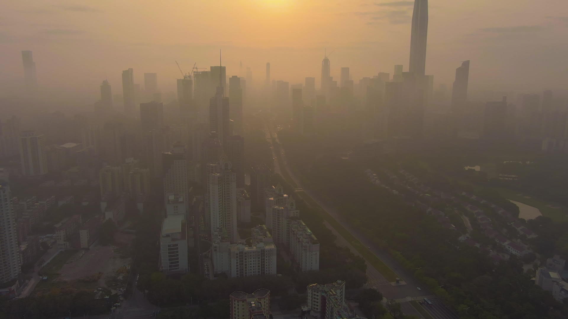 深圳剪影城市天际线福田区晨雾中的摩天大楼鸟瞰图视频的预览图