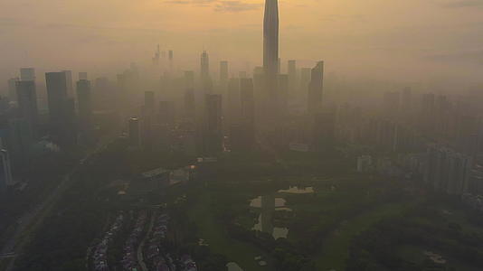清晨深圳城市的天际线在雾中futian区空中观测视频的预览图
