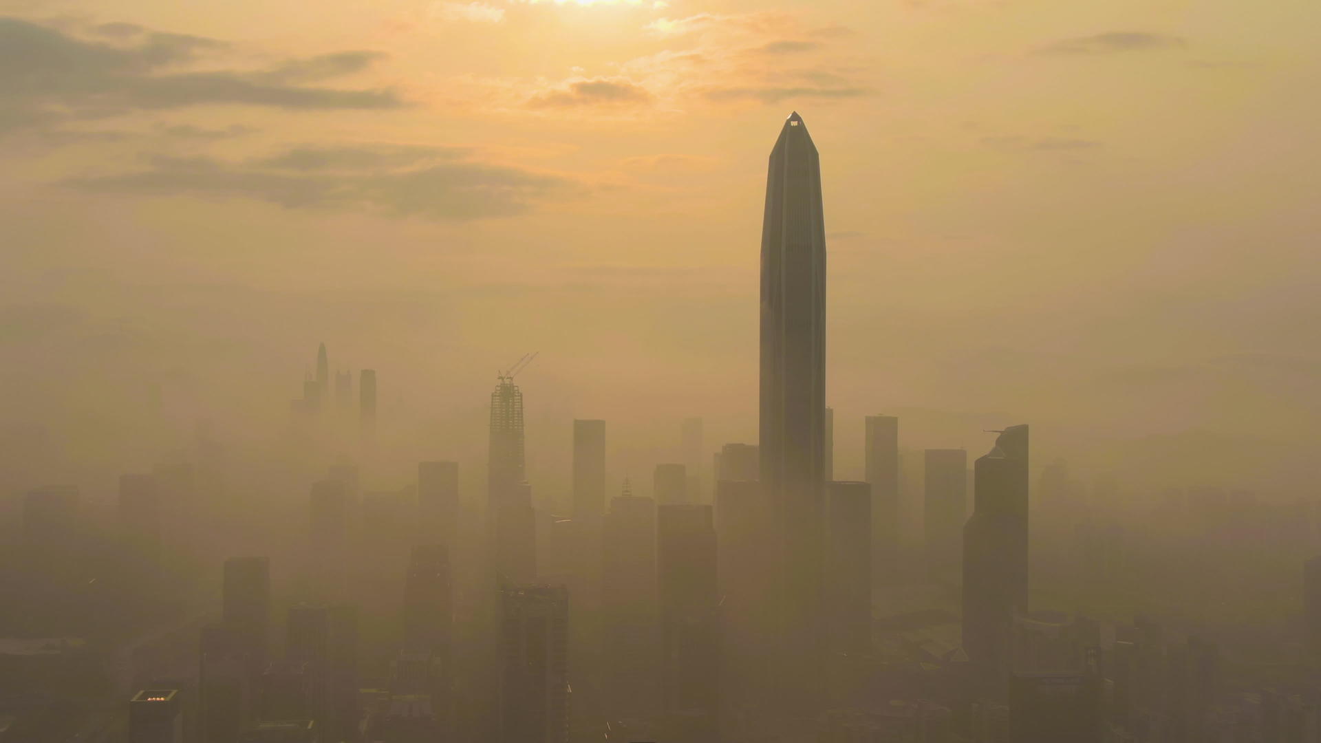 清晨深圳的城市天线在烟雾中飞向摩天大楼的空中视频的预览图
