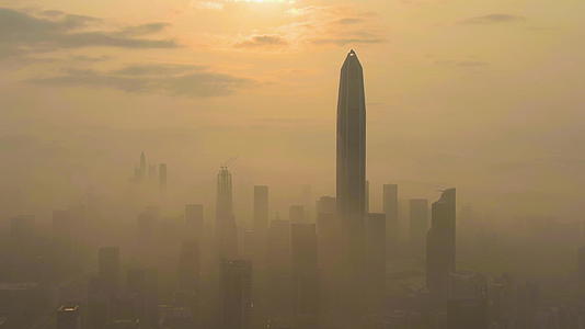 清晨深圳的城市天线在烟雾中飞向摩天大楼的空中视频的预览图