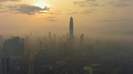 清晨雾雾中深圳城市天线漂浮区空中观察无人机视频的预览图