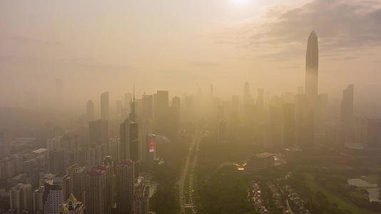 深圳晨雾中的鸟瞰图无人机侧向向上飞行视频的预览图