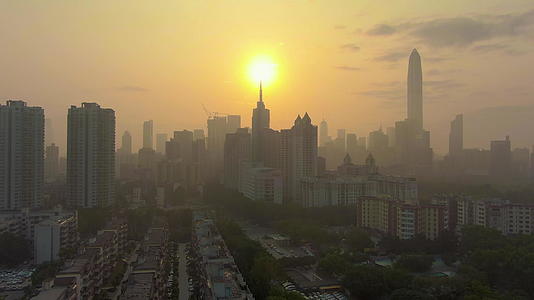 大雾日出时深圳城市的摩天大楼在天空中观察视频的预览图