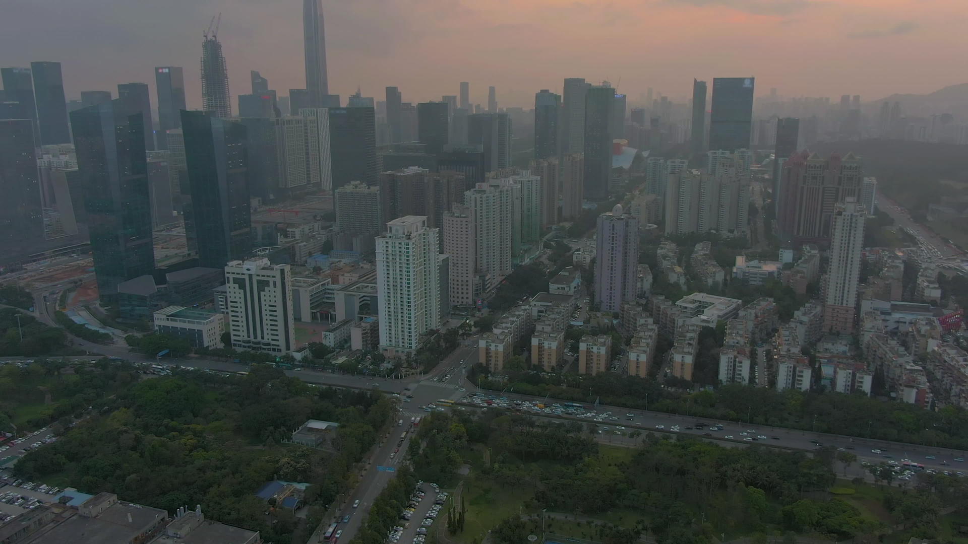 深圳城市景观福田区日落时的摩天大楼鸟瞰图视频的预览图