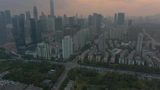 深圳城市景观福田区日落时的摩天大楼鸟瞰图视频的预览图