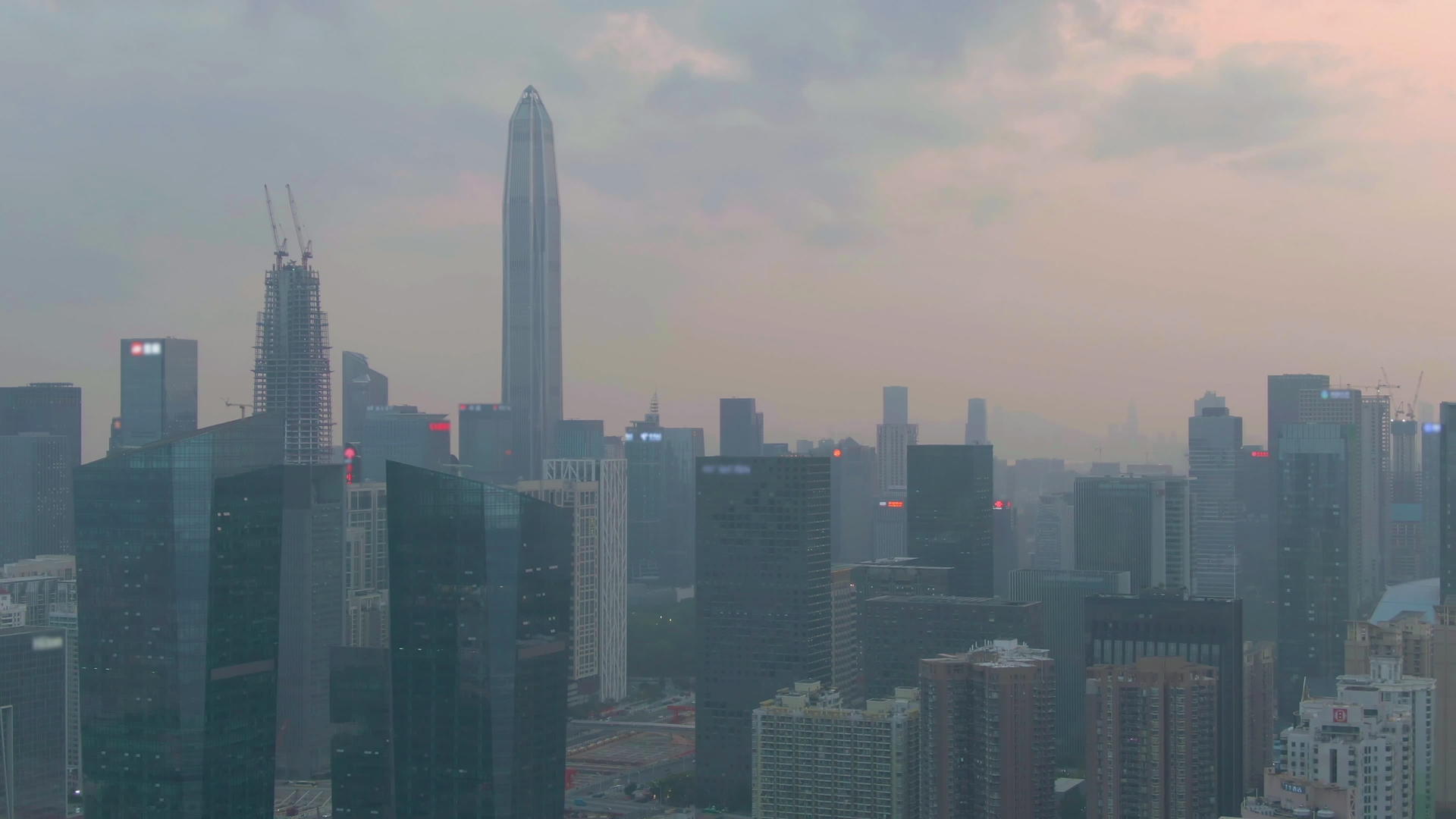 在日落的天空中观察深圳城市的风景视频的预览图