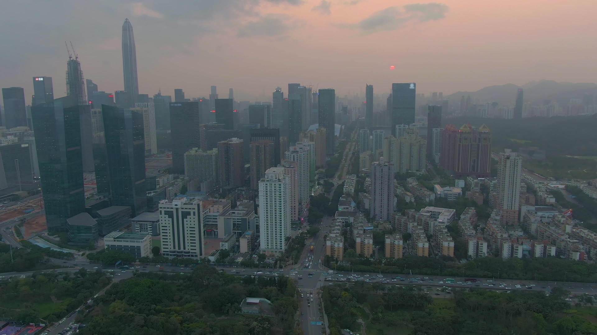 深圳日落时的城市景观福田区无人机侧飞行视频的预览图