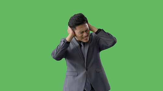 4k绿幕合成抠像穿西装的商务男性捂耳朵嫌吵动作形象视频的预览图