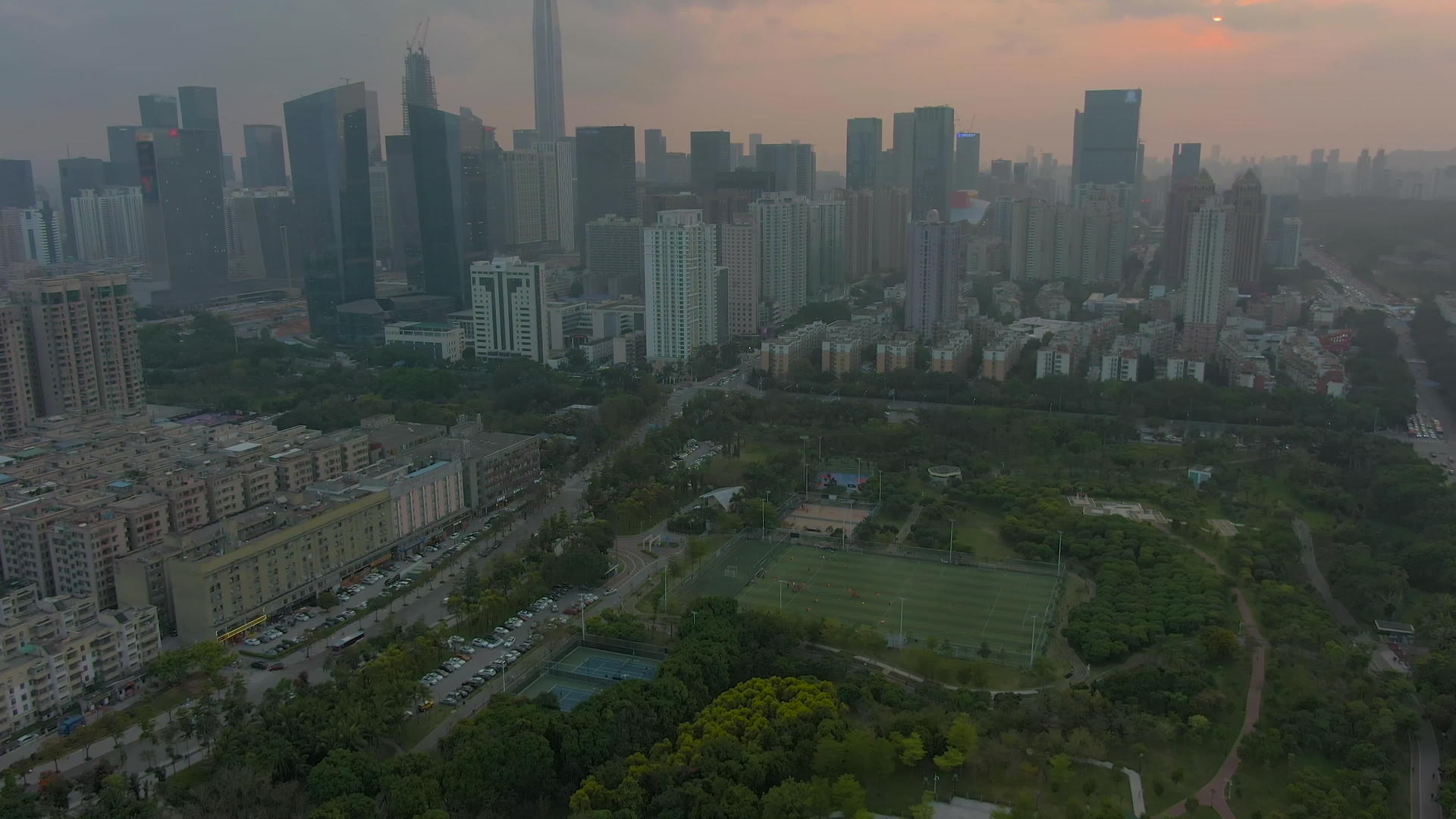深圳市福田区日落下的摩天大楼鸟瞰图显示了无人机射击无人机视频的预览图