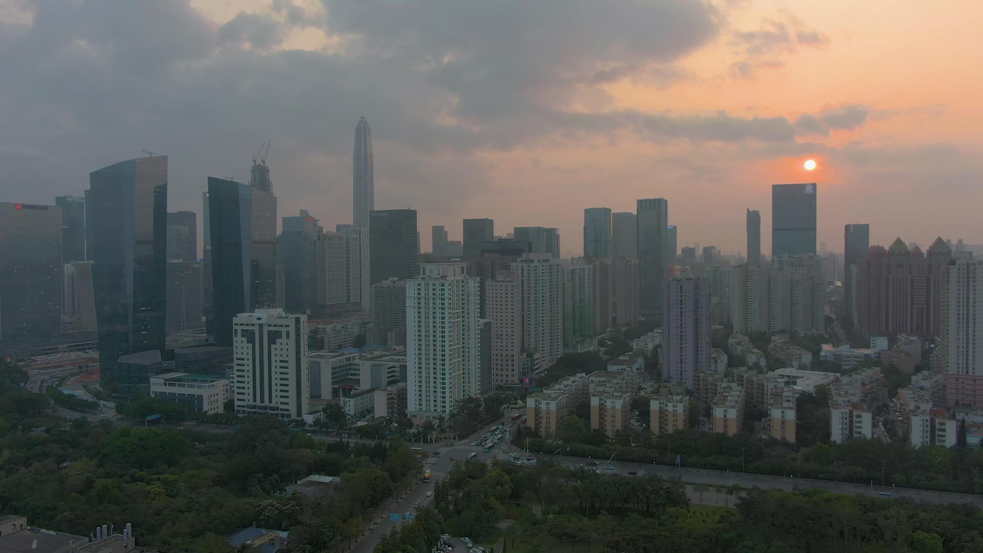 日落时无人机在深圳市富区天线空中观测视频的预览图