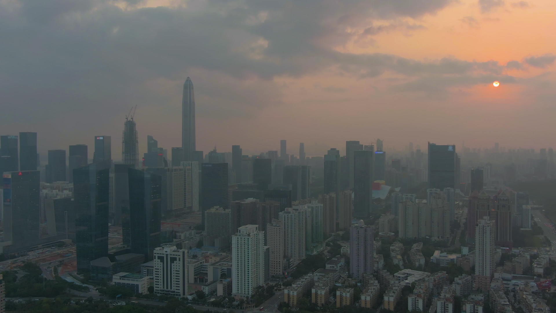 日落时深圳乌提亚地区的天线在空中观察到无人驾驶飞机视频的预览图