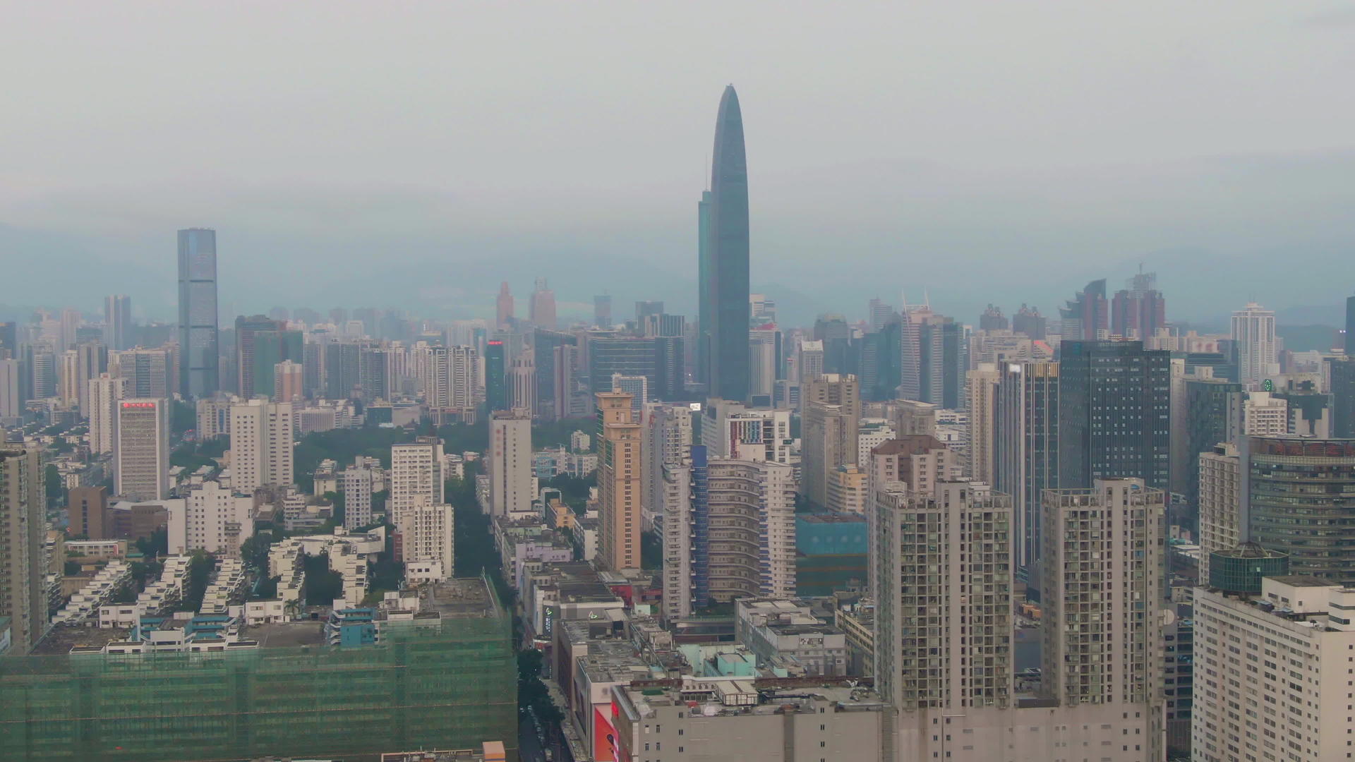 深圳在白天的罗湖和福田区城市景观中鸟瞰无人机视频的预览图