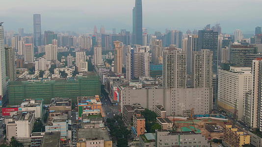深圳市罗湖区和福田区城市天际线鸟瞰图显示无人机无人机视频的预览图
