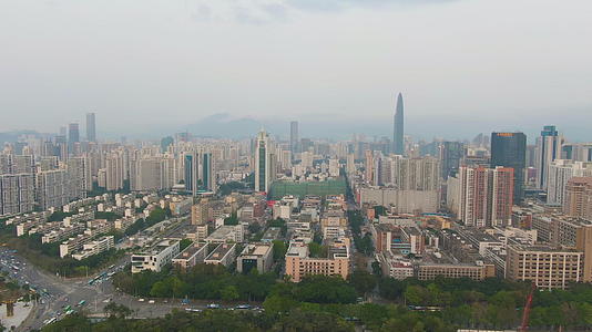 深圳罗湖和福田区深圳的城市景观鸟瞰无人机视频的预览图