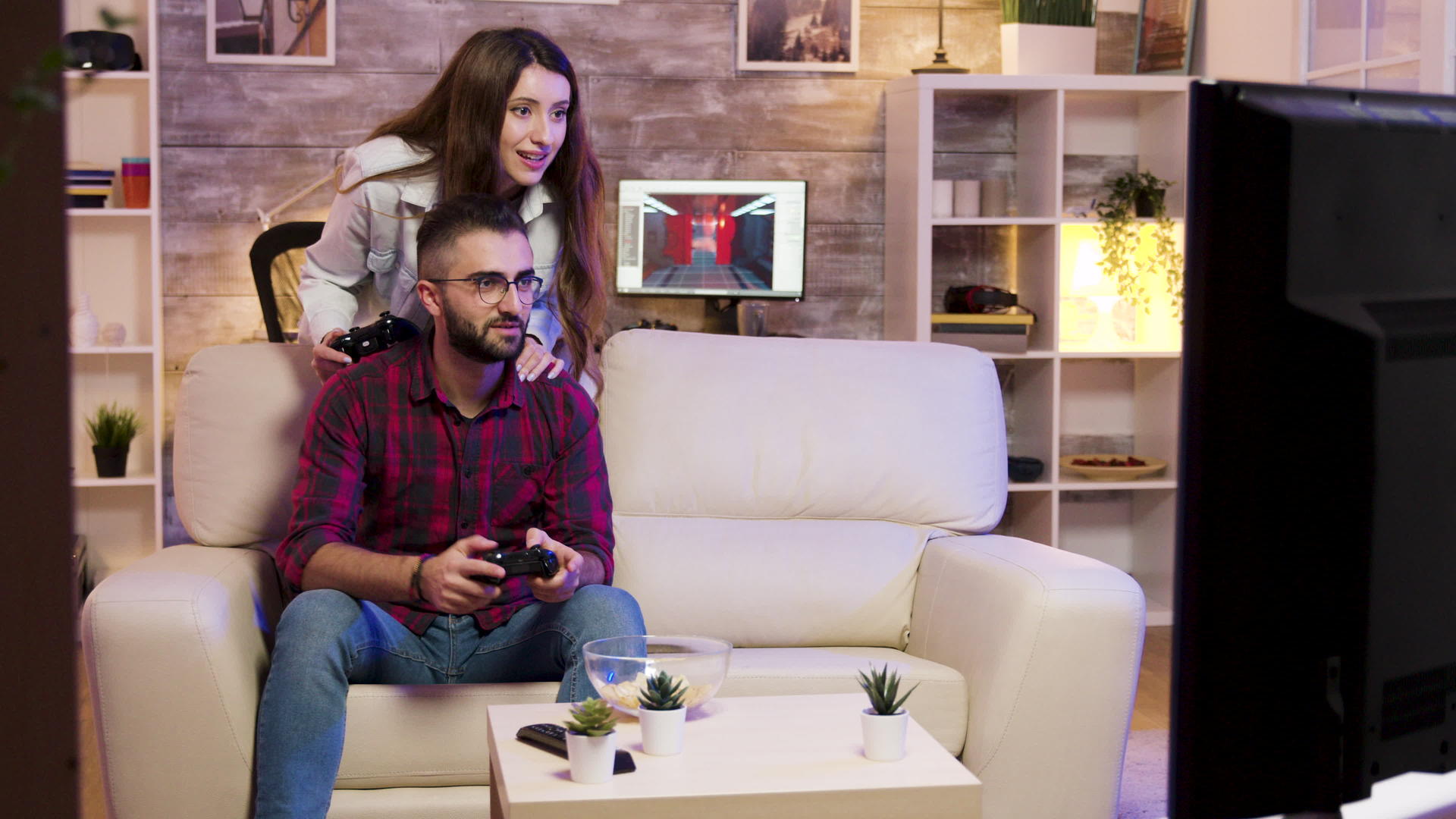 男人在电视上玩电子游戏视频的预览图