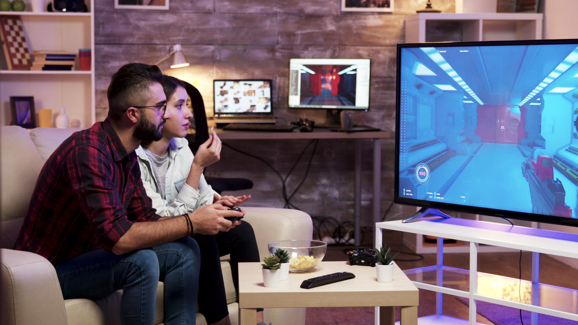 男人坐在沙发上在电视上玩电子游戏视频的预览图