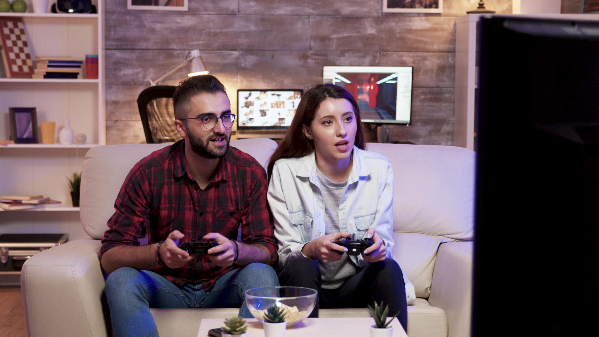 玩完电子游戏后一对情侣给了一个很高的五击视频的预览图