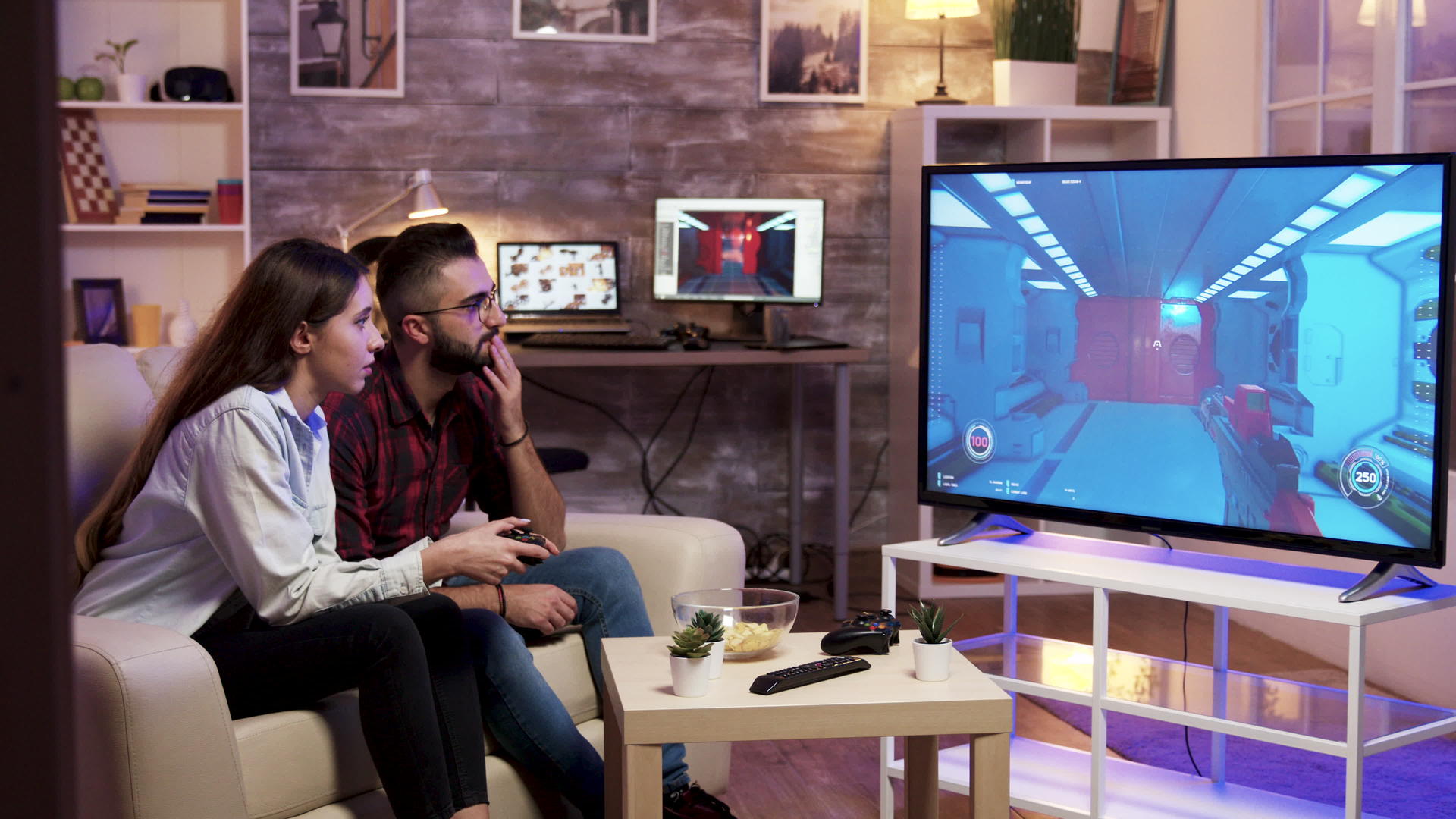 夫妻在玩电子游戏时一起放松视频的预览图