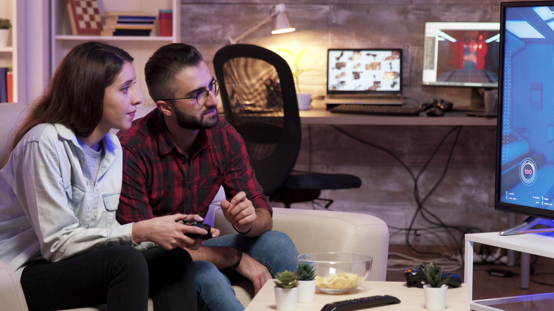 坐在沙发上的男人学会了女朋友玩电子游戏视频的预览图