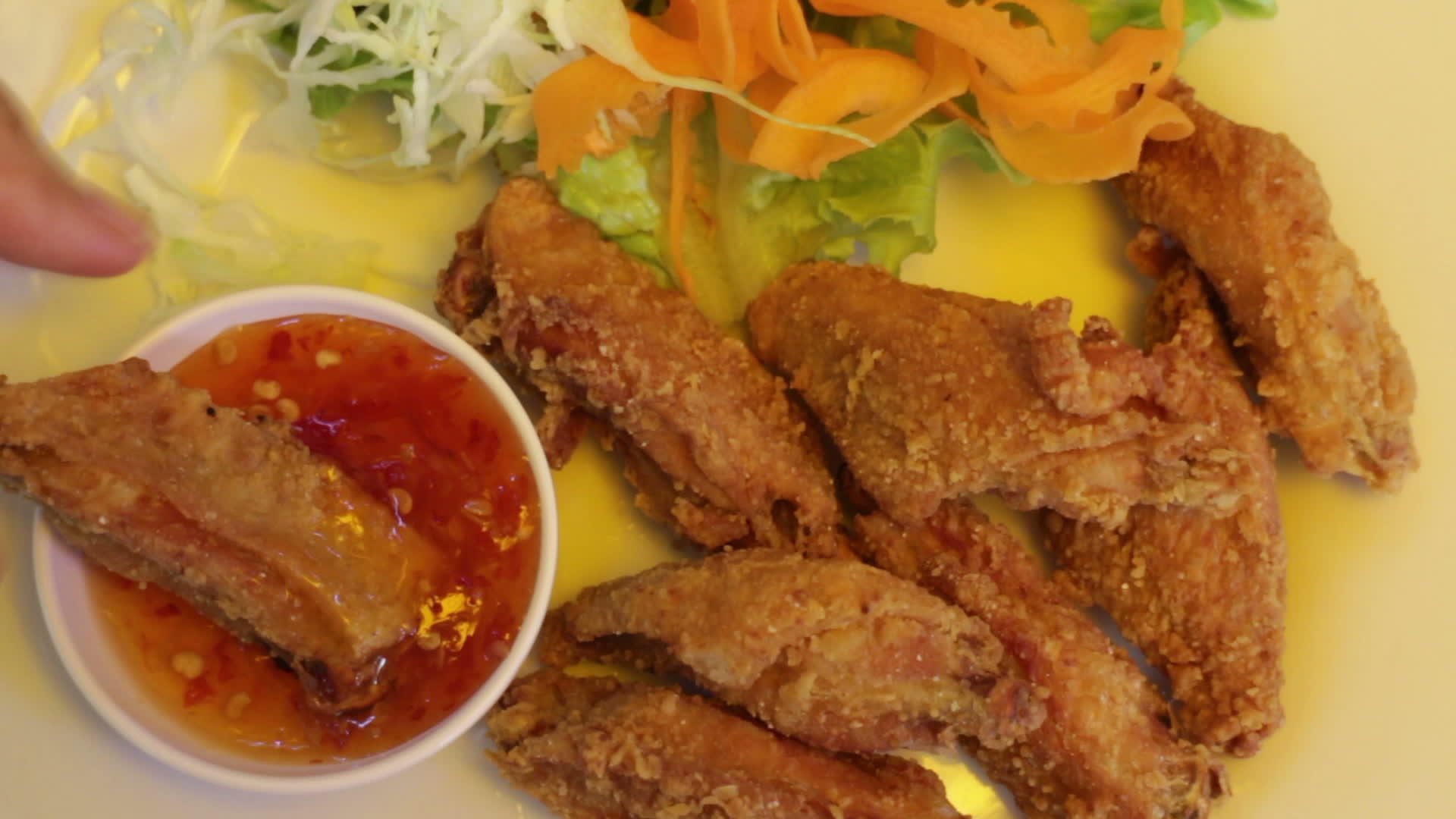 深炸鸡翅辣泰国酱视频的预览图