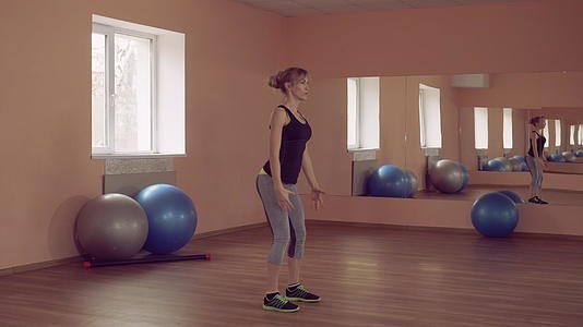 女运动员通过激烈的体育锻炼加强腿部视频的预览图