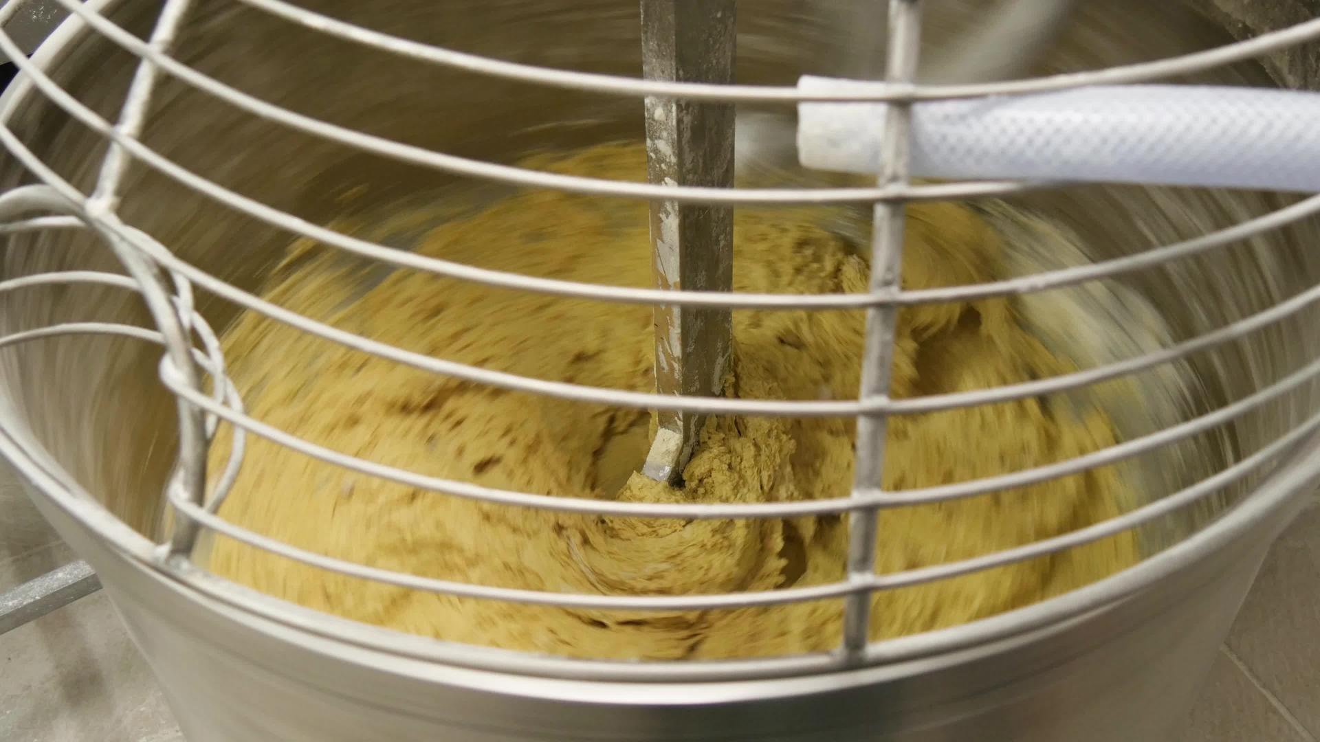 在一家面包生产厂做面粉视频的预览图