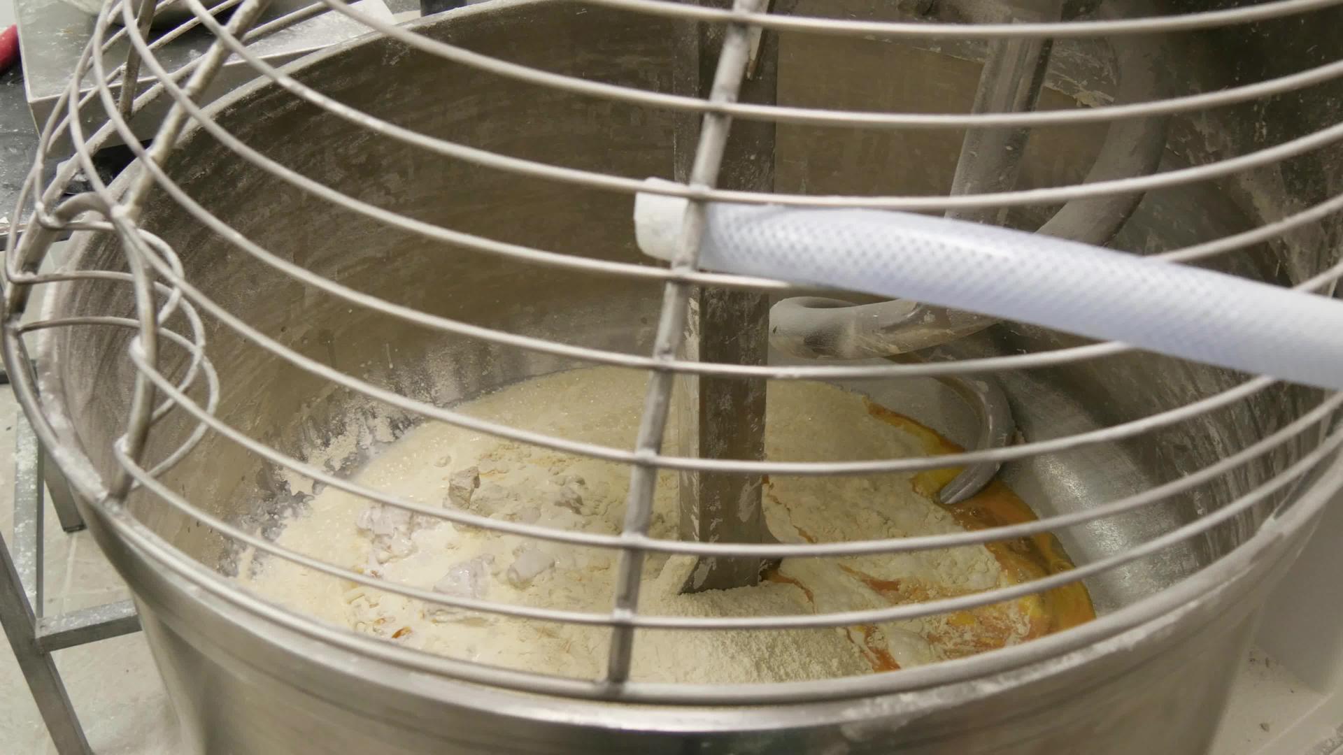 在一家面包生产厂做面粉视频的预览图