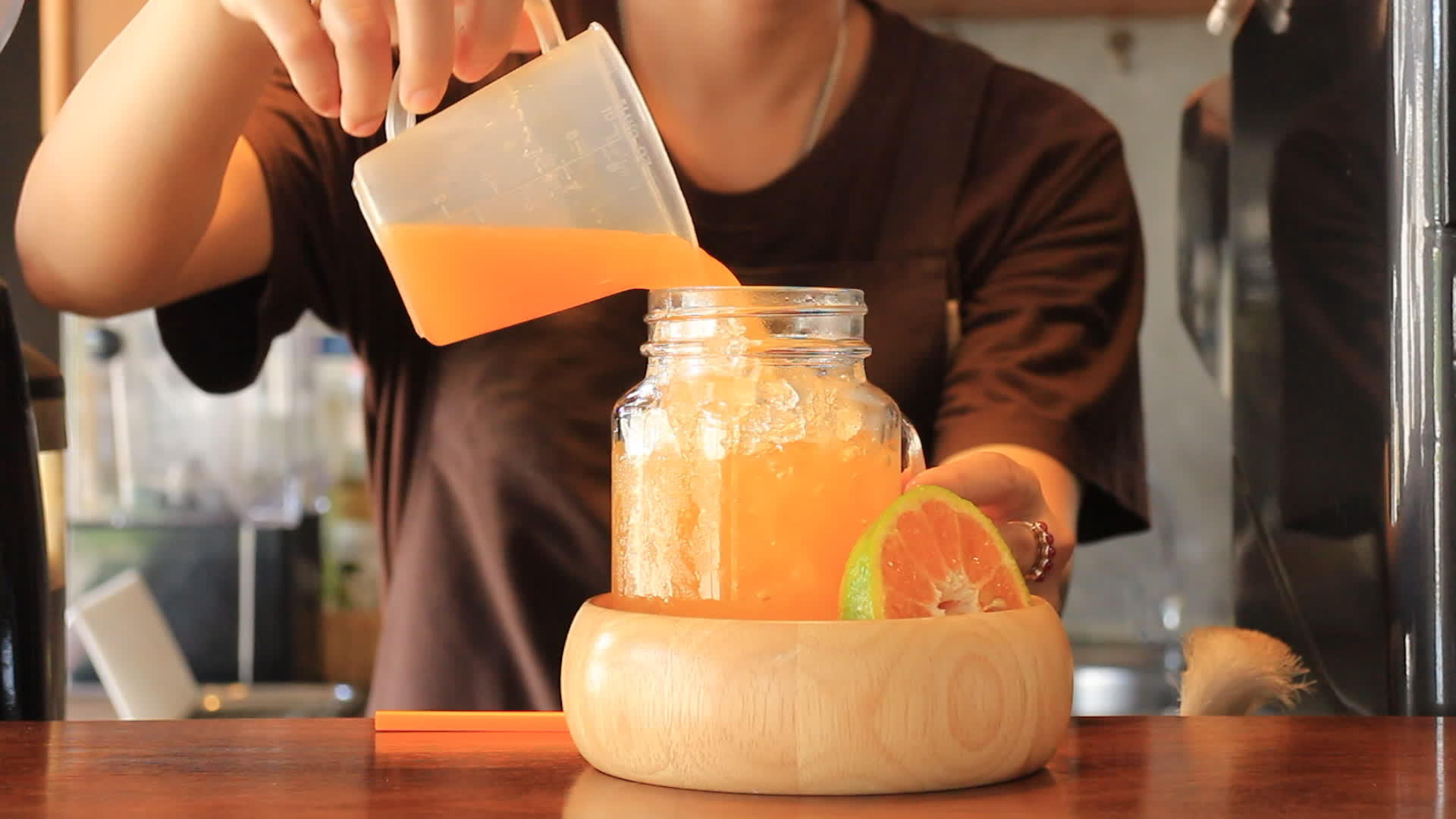 混合新鲜蜂蜜橙汁服务视频的预览图