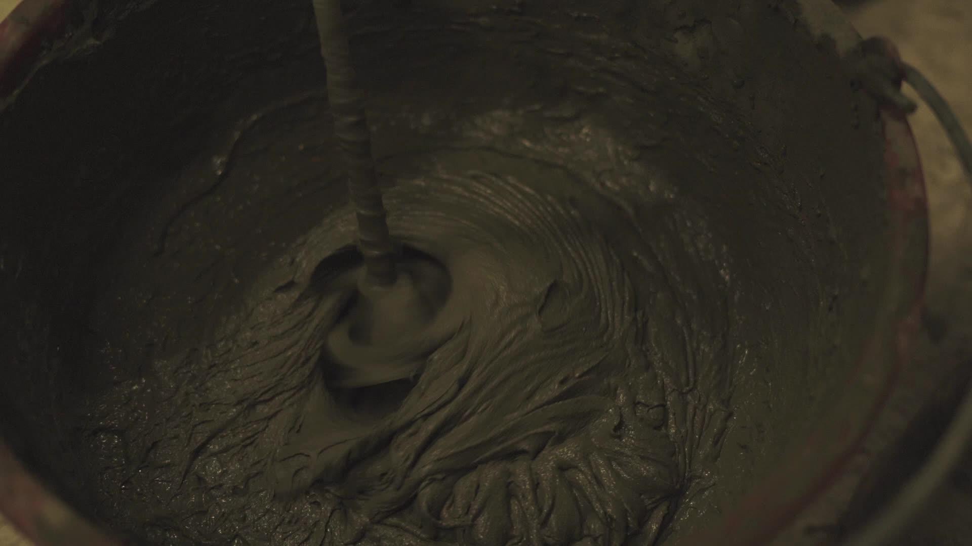 在桶中混合泥浆和搅拌机视频的预览图