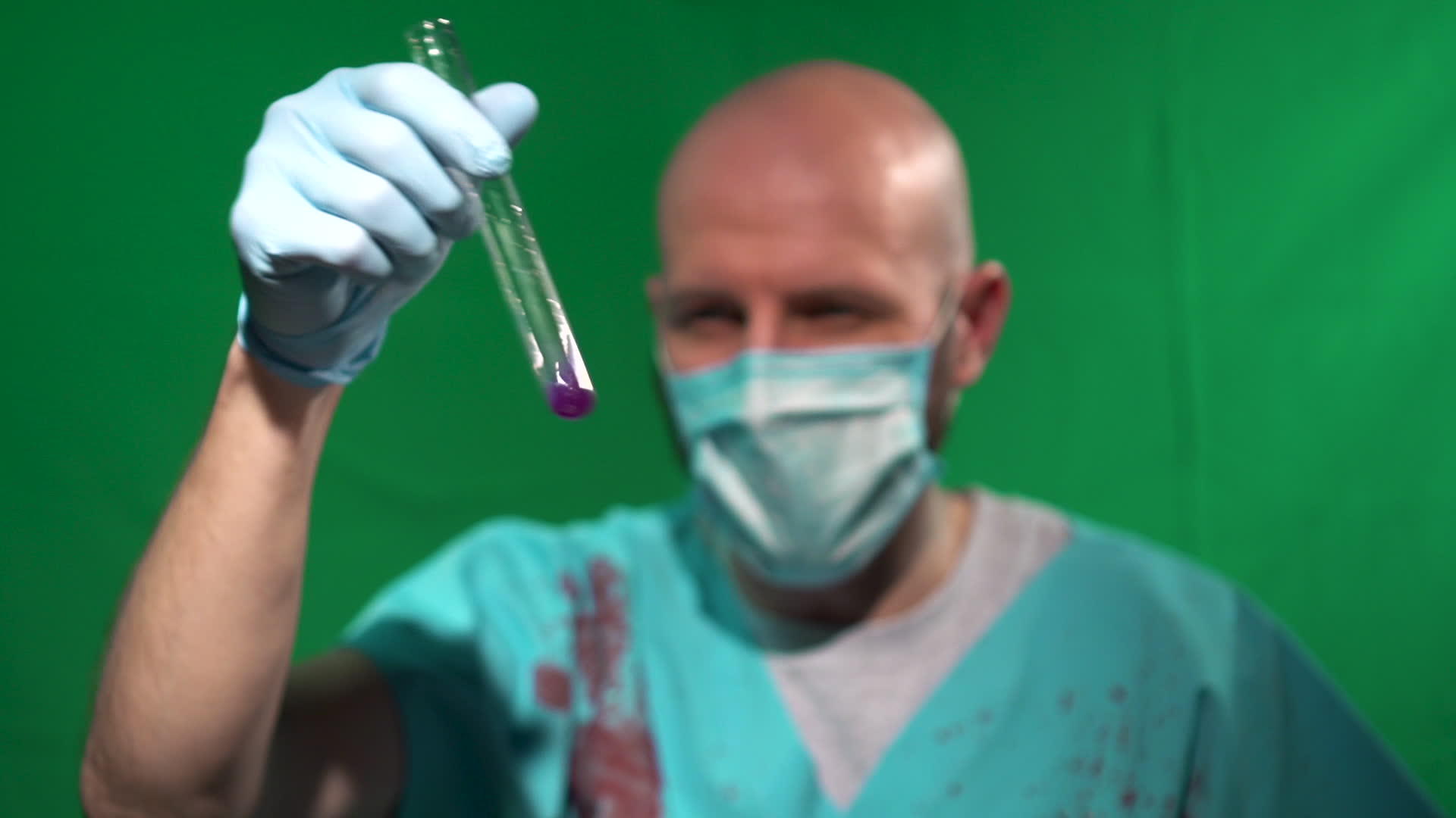 外科医生在非法实验室混合面罩袍和血摇试管容器视频的预览图