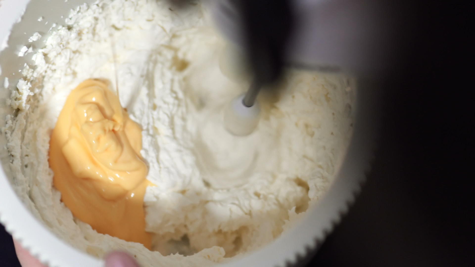 女人用搅拌器鞭打海绵蛋糕视频的预览图