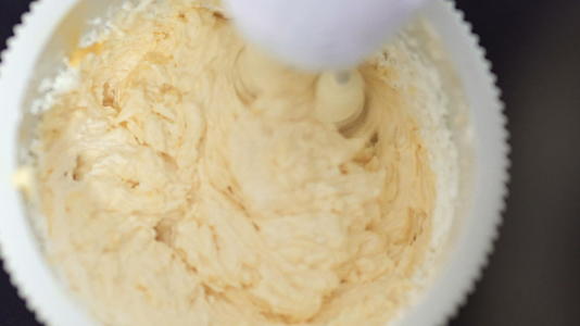 把奶油面团和面团混合在碗里用搅拌机烤蛋糕视频的预览图