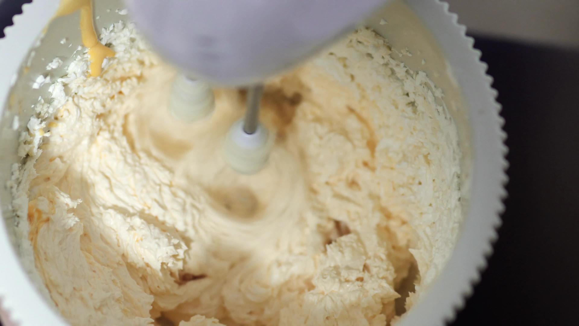 生日蛋糕烘焙概念混合奶油或鸡蛋奶油和一碗糖视频的预览图