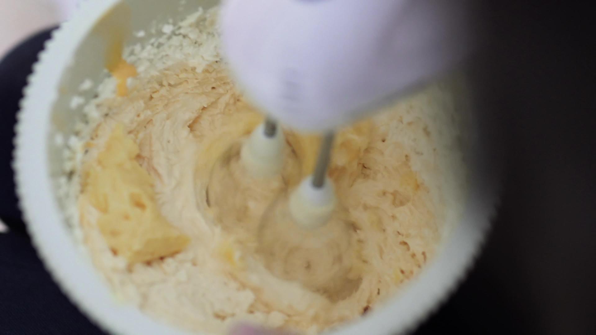 将鸡蛋面粉和糖混合在碗里配上汽车搅拌机准备烤蛋糕的原料视频的预览图